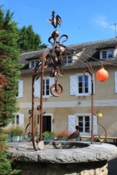 Le coq sur le puits du coq en pâte Le coq sur le puits du coq en pâte